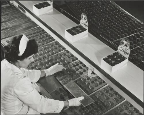 [Woman working on an assembly line packing Freddo frog chocolates], McRobertson -- "Freddo the Frog" for TV Advertisement,  1959 [picture] / Wolfgang Sievers