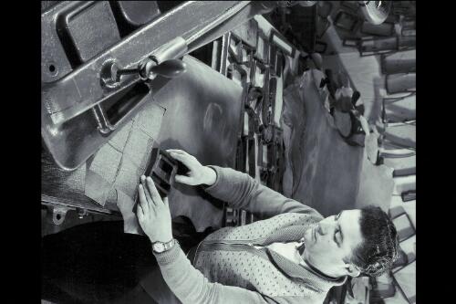 {Craftsman stamping out leather pieces} 1960, "Robex" leathergoods factory Sandringham, Melbourne (Lyall Robertson) [picture] / Wolfgang Sievers