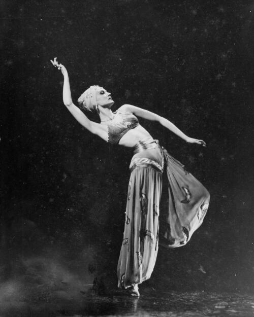 Valrene Tweedie as an Odalisque in 'Scheherazade', Chicago, Ballet Russe de Monte Carlo, 1947-48 [picture] / Maurice Seymour