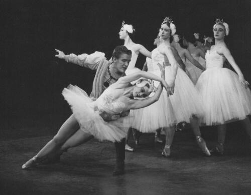 Janet Karin and Jack Manuel with corps de ballet in Swan Lake, Victorian Ballet Guild, Palais Theatre, 1962 [1] [picture] / photography by Eric Smith