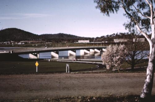 Kings Avenue Bridge with lake filled, Canberra [transparency] / Richard Clough
