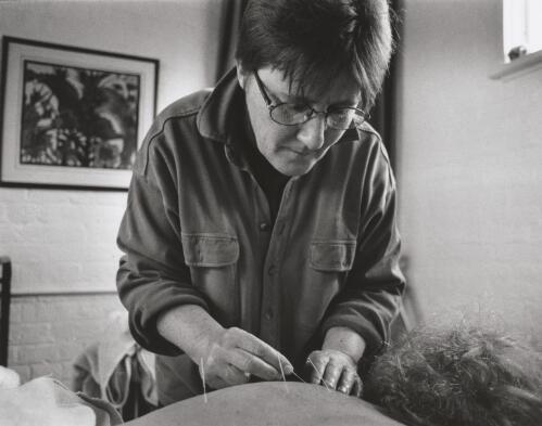 Deni Sevenoaks, acupuncturist and practitioner of traditional Chinese medicine in her surgery, Braidwood, New South Wales, September 1998 [picture] / Terry Milligan