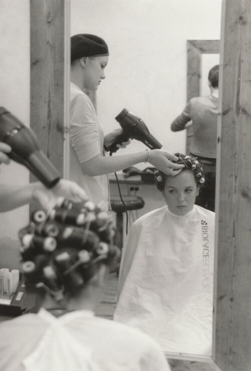At the hairdresser [picture] / Suzon Fuks