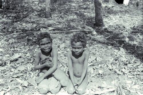 Aboriginal Australians, Melville Island, 1941 [5] [picture] / Roy Pope