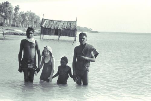 Aboriginal Australians, Melville Island, 1941 [17] [picture] / Roy Pope