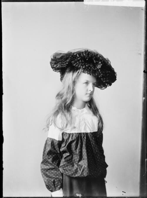 Portrait of Florence Peisley wearing black tulle hat, ca. 1900s [picture] / Harold Cazneux