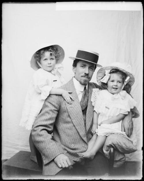 Harold Cazneaux with his daughters Jean and Rainbow, 1911 [picture] / Harold Cazneaux
