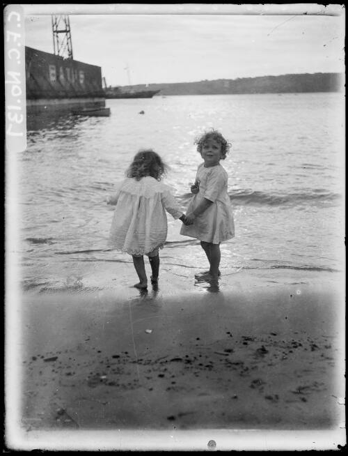 Jean and Rainbow Cazneaux at the beach, 1911 [picture] / Harold Cazneaux