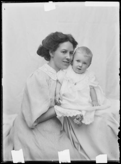 Winifred Cazneaux with baby Beryl, 1911 [picture] / Harold Cazneaux