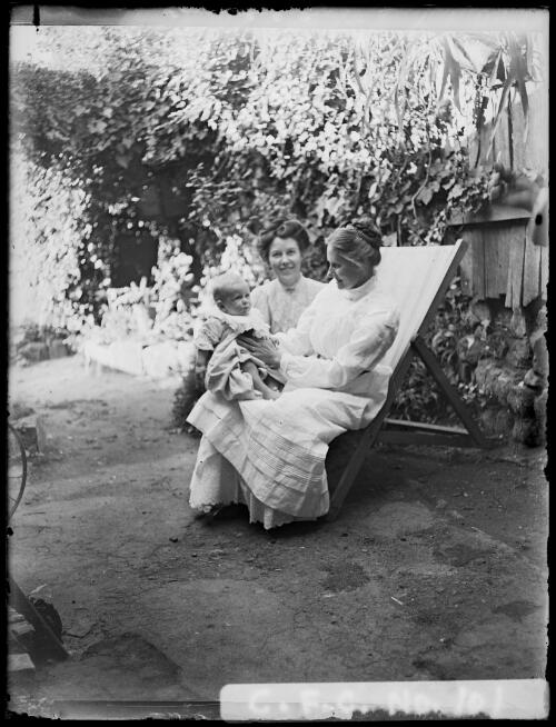 Winifred and Rainbow with Auntie Prescott Cazneaux at Riley Street, North Sydney, 1909 [picture] / Harold Cazneaux