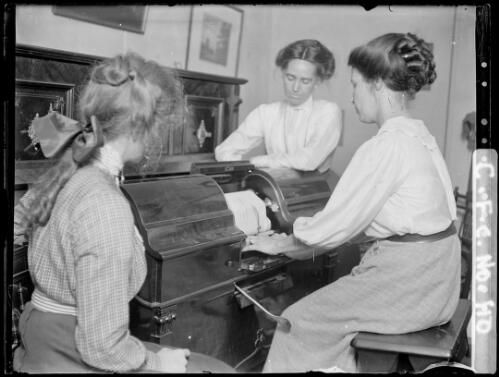 Winifred Cazneaux at the pianola with friends, North Sydney [picture] / Harold Cazneaux