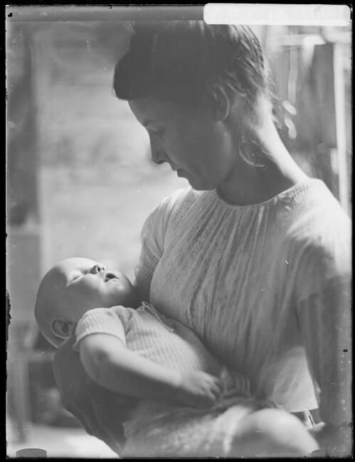 Winifred Cazneaux holding baby Carmen, 1913 [picture] / Harold Cazneaux