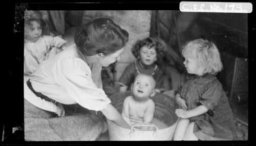 Winifred Cazneaux bathing Carmen with Rainbow, Jean and Beryl looking on, 1914 [picture] / Harold Cazneaux