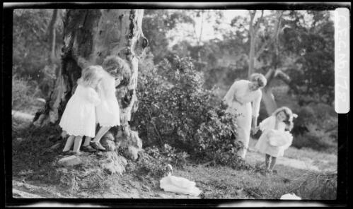 Rainbow, Beryl and Jean Cazneaux playing hide and seek with Mary Peisley, 1914? [picture] / Harold Cazneaux