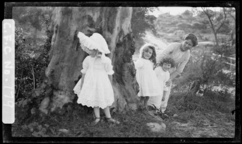Beryl, Jean and Rainbow Cazneaux playing hide and seek with Mary Peisley, 1914? [picture] / Harold Cazneaux