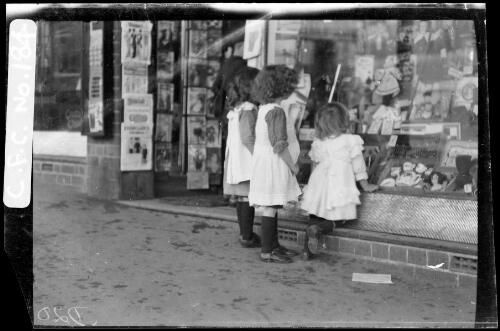Rainbow, Jean and Beryl Cazneaux looking in a shop window, 1914? [picture] / Harold Cazneaux