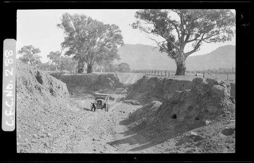 Harold Cazneaux's Buick car in creek bed during trip to Flinders Ranges, South Australia, 1935 [picture] / Harold Cazneaux