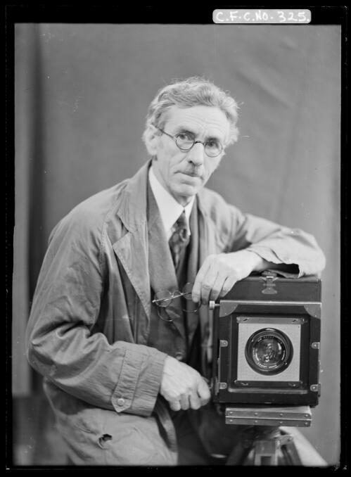 Portrait of Harold Cazneaux leaning on a camera, 1930s? [picture] / Harold Cazneaux