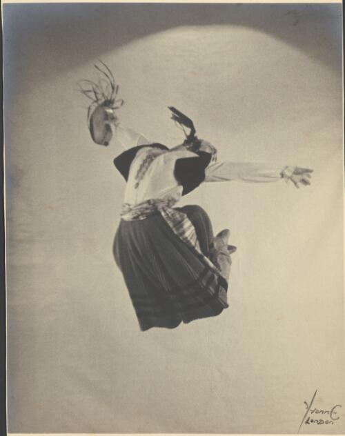 Peggy van Praagh in "Hungarian dance", early 1930s [1] [picture] / Yvonne