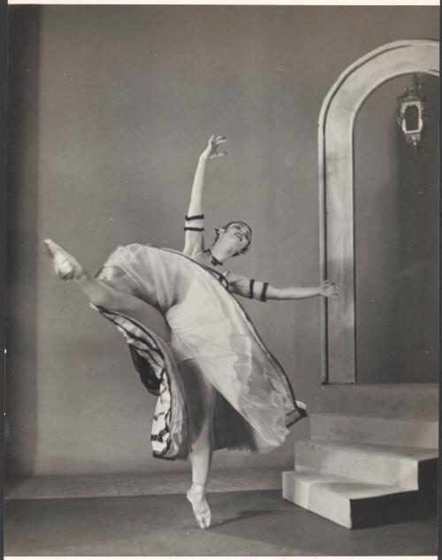 Peggy van Praagh in 'Bolero' in "Soiree musicale" (Antony Tudor), London Ballet, 1939 [picture] / Anthony