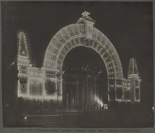 Flinders St, Railway Station, arch and fountain illuminated [picture]