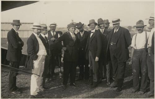 Harry Hawker with a group of men, [ca. 1914] [picture]