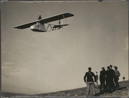 Club members observing glider in the sky, Victoria, ca. 1930s [picture]