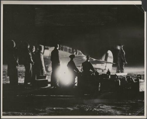 R.A.A.F. [i.e. Royal Australian Air Force] air crew trainees receiving night flying instruction at an advanced training school in Rhodesia, ca. 1942 [picture] / Department of Air Photograph