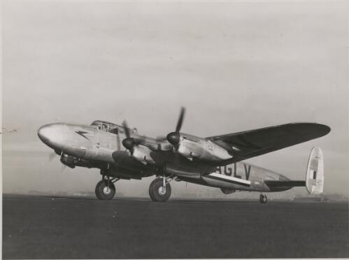 Eastbound service, a Lancastrian mail plane landing at Kingsford Smith Airport, 4 June 1945 [picture] / Richard McKinney