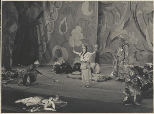 Olga Morosova as The Queen of Shamakhan (centre front), Dimitri Rostoff as King Dodon (centre right), and artists of the company, in Le coq d'or, Original Ballet Russe, Australian tour, His Majesty's Theatre, Melbourne, June 1940 [picture] / Hugh P. Hall