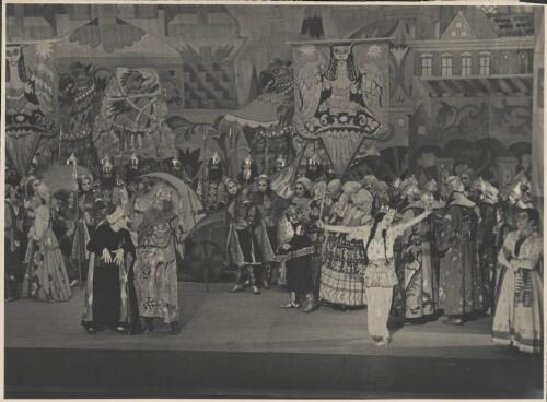 H. Algeranoff as The Astrologer (front row far left), Dimitri Rostoff as King Dodon (front row second from left), Marian Ladre as Commander-in-Chief Polkan (centre front with left side to audience), Olga Morosova as The Queen of Shamakhan (front row second from right), and artists of the company, in Le coq d'or, Original Ballet Russe, Australian tour, His Majesty's Theatre, Melbourne, June 1940 [picture] / Hugh P. Hall