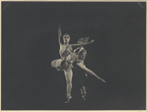 Tamara Toumanova as The Firebird, and Paul Petroff as Ivan Tsarevitch,  in L'oiseau de feu, Original Ballet Russe, Australian tour, His Majesty's Theatre, Melbourne, April 1940 (5) [picture] / Hugh P. Hall