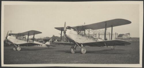 Early Moth aeroplanes, Auckland [picture]