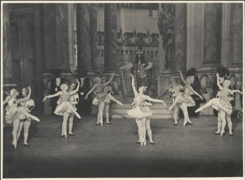 Irina Baronova (centre), Paul Petroff (centre behind Baronova), and artists of the company, in Le mariage d'Aurore, Covent Garden Russian Ballet, Australian tour, His Majesty's Theatre, Melbourne, ca. 1938 (1) [picture] / Hugh P. Hall