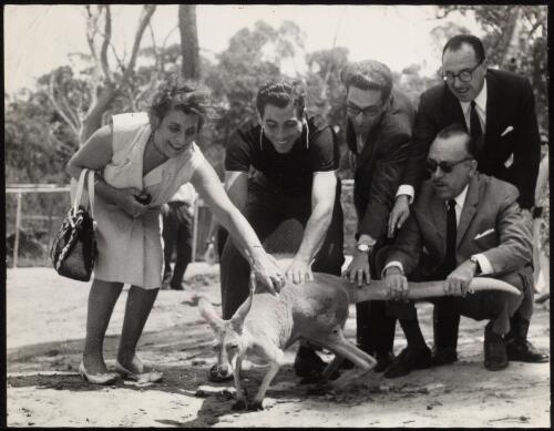 Lili Alvarez, Spanish Wimbledon tennis champion of 30's with Spanish journalists, Sydney, 1968 [picture]