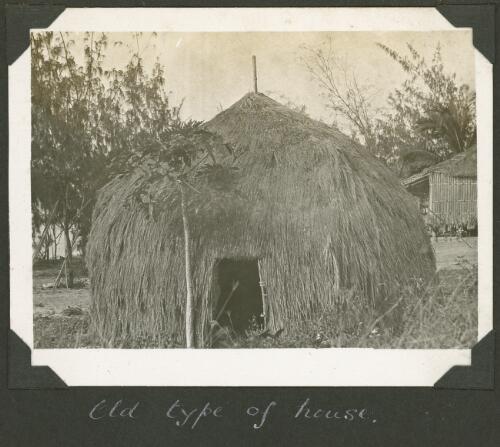 Old type of house, Meer Island, Queensland, ca. 1928 [picture] / Charles Maurice Yonge