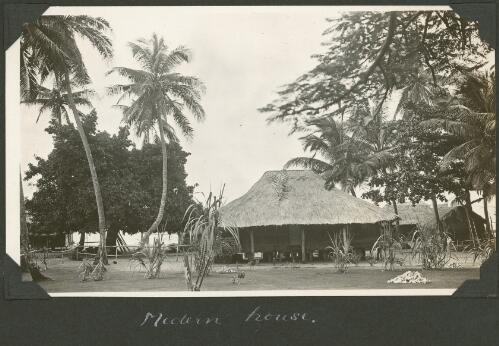 Modern type of house, Meer Island, Queensland, ca. 1928 [picture] / Charles Maurice Yonge