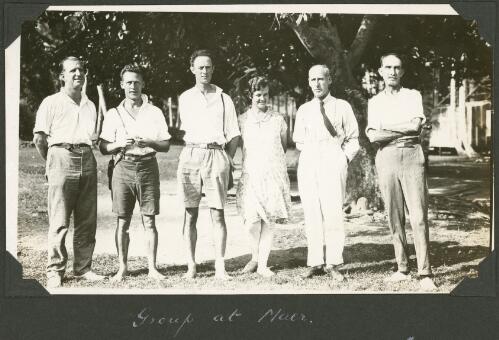 Portrait of the Maurice and Mattie Yonge with the group at Meer Island, Queensland, ca. 1928 [picture] / Charles Maurice Yonge