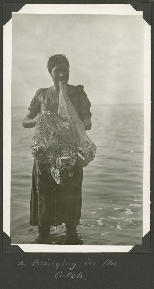 Islander bringing in the catch, Meer Island, Queensland, ca. 1928 [picture] / Charles Maurice Yonge