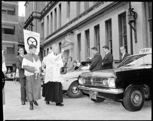 Blessing of the taxi cabs near the building of St. Mary's Cathedral High School, N.S.W., 15 October, 1967 [picture] / John Mulligan