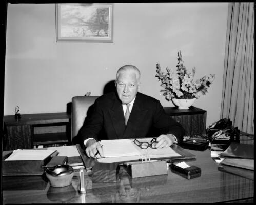 Warren McDonald, Commonwealth Bank chairman, sitting at his desk in the Commonwealth Bank headquarters, Martin Place, Sydney, 27 July, 1963 [2] [picture] / John Mulligan