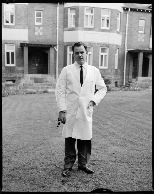 Doctor Michael Warren Burns outside St. Vincent's General Hospital, Sydney, 4 September, 1963 [picture] / John Mulligan