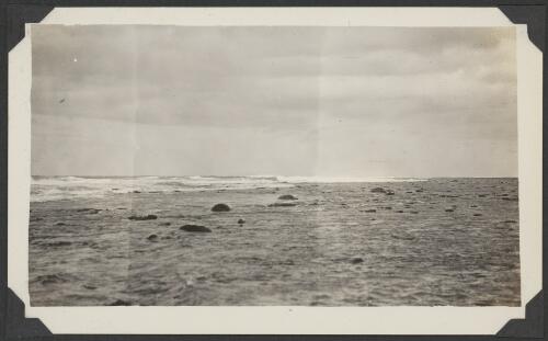 Living coral boulders on Ruby Reef, Queensland, ca. 1928 [picture] / C.M. Yonge