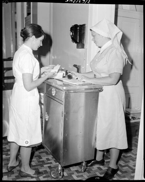 Nurses at St. Vincent's Hospital, Darlinghurst examining drugs, 6 November, 1963 [picture] / John Mulligan