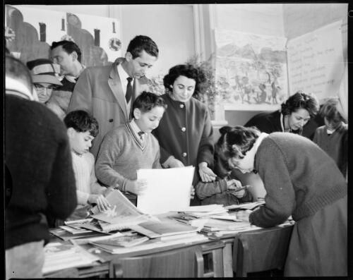 Parents and students of  Woollahra Public School looking at students' work during Education Week, Sydney, 8 August, 1962 [picture] / John Mulligan