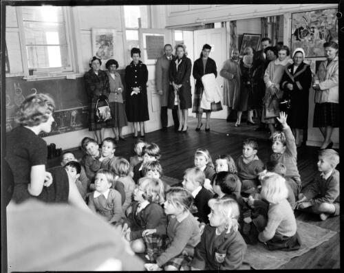 Parents watching a teacher teach a kindergarten class at Woollahra Public School during Education Week, Sydney, 8 August, 1962 [2] [picture] / John Mulligan