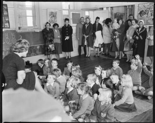 Parents watching a teacher teach a kindergarten class at Woollahra Public School during Education Week, Sydney, 8 August, 1962 [3] [picture] / John Mulligan