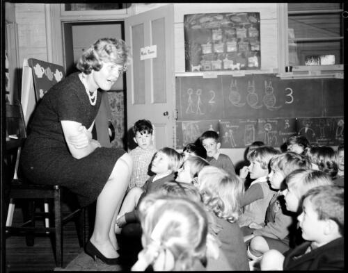 A teacher teaching a kindergarten class at Woollahra Public School during Education Week, Sydney, 8 August, 1962 [picture] / John Mulligan