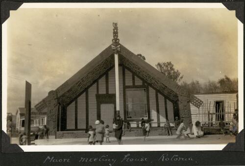 Maori meeting house, Rotorua, New Zealand, 1929 [picture] / C.M. Yonge