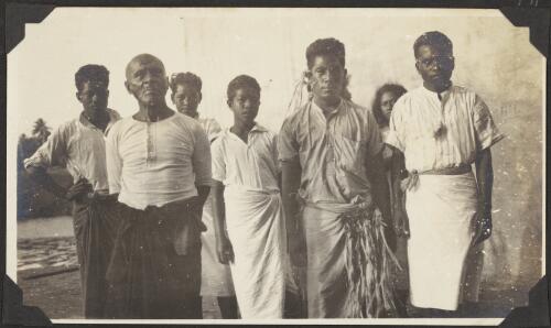 Group of Samoan villagers, Samoa, 1929 [picture] / C.M. Yonge